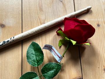 Bad Medicine bon jovi tribute : Gesigneerde Drumstick & Roos beschikbaar voor biedingen
