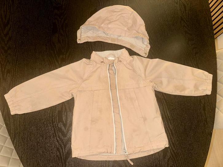 H&M beige zomerjasje met afneembare capuchon – maat 92, Kinderen en Baby's, Kinderkleding | Maat 92, Zo goed als nieuw, Jongen of Meisje