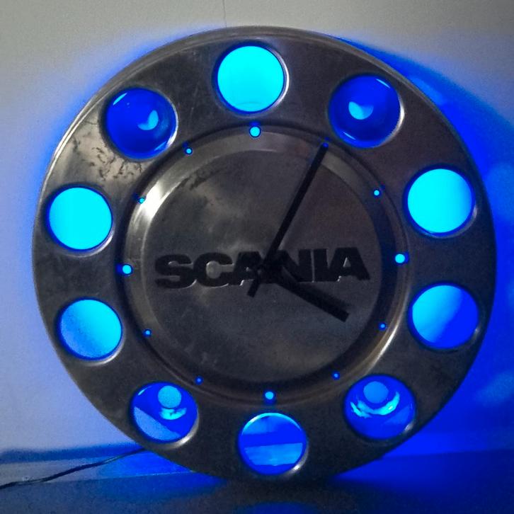 Unieke grote Scania klok met RGB verlichting, Verzamelen, Automerken, Motoren en Formule 1, Zo goed als nieuw, Auto's, Ophalen of Verzenden