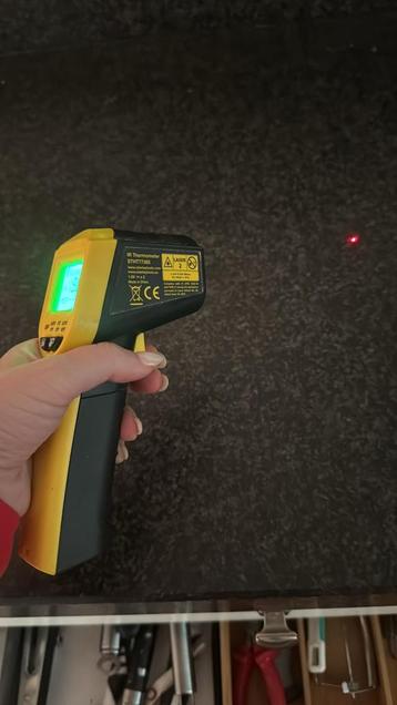 Handige Stanley infrarood thermometer met laser. beschikbaar voor biedingen