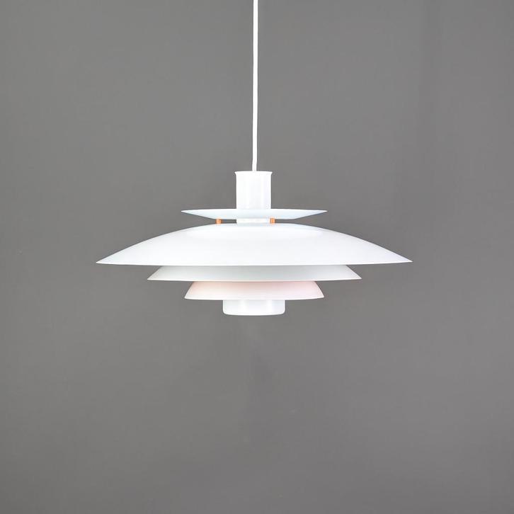 Witte Scandinavische Hanglamp van Formlight A/S met oranje, Huis en Inrichting, Lampen | Hanglampen, Zo goed als nieuw, 75 cm of meer