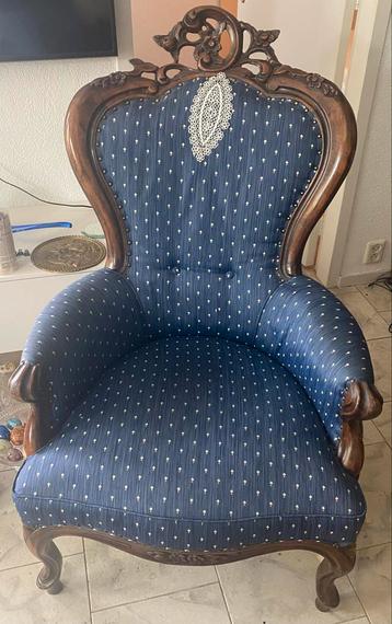 Antieke fauteuil met blauwe bekleding beschikbaar voor biedingen