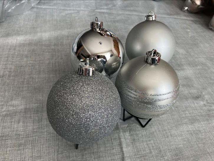 Veel kerstballen zilver 8cm kunststof, Diversen, Kerst, Zo goed als nieuw, Ophalen of Verzenden