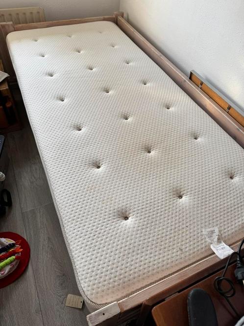 Massief grenen eenpersoonsbed met unieke houtverbinding, Huis en Inrichting, Slaapkamer | Matrassen en Bedbodems, Gebruikt, 90 cm