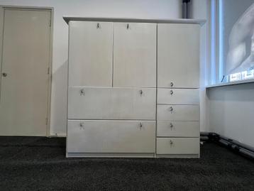 Vintage directie kast in wit hout beschikbaar voor biedingen