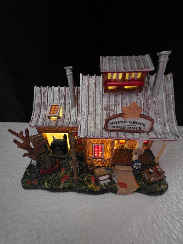 Lemax maple grove sugar shack  55235  jaar 2005, Diversen, Kerst, Zo goed als nieuw, Ophalen of Verzenden