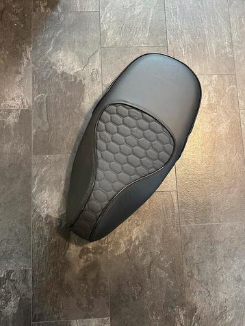 Vespa sprint audi rs zadel anti slip. (Nieuw) beschikbaar voor biedingen