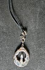 Leren ketting met kristal hanger, Ophalen of Verzenden, Gebruikt, Overige materialen, Overige voorstellingen