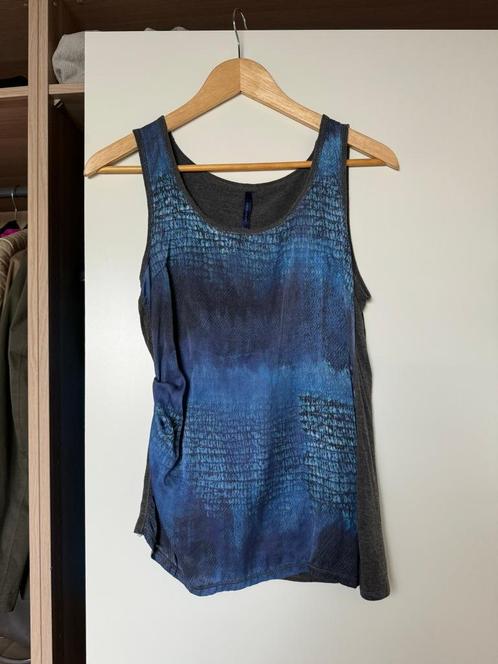 Zijden Karen Millen top blauw/grijs maat 10/38, Kleding | Dames, Tops, Zo goed als nieuw, Maat 38/40 (M), Blauw, Zonder mouw, Ophalen of Verzenden