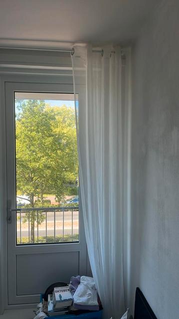 Witte gordijnen met rails beschikbaar voor biedingen