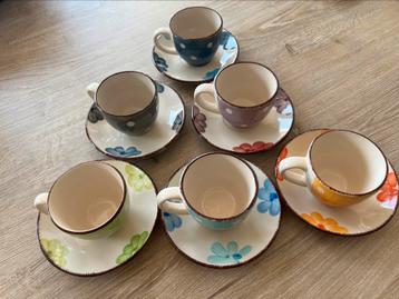 koffiekopjes met schotel beschikbaar voor biedingen