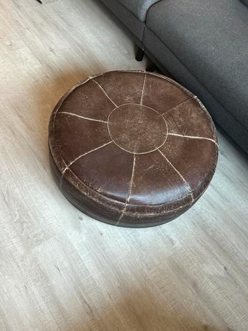 Leren poef rond vintage retro beschikbaar voor biedingen