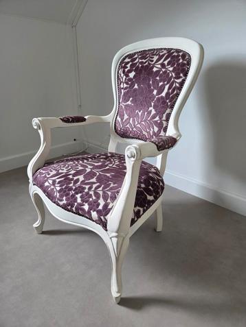 Paarse Fauteuil met bloemmotief beschikbaar voor biedingen