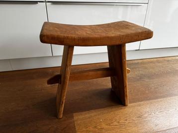 Teak houten krukje met karakter – stevig, simpel & charmant beschikbaar voor biedingen