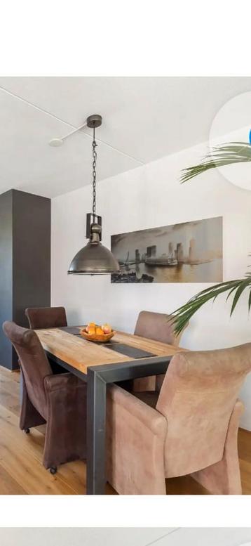 Industriële  eethoek/metalen frame + 4 suède kuipstoelen beschikbaar voor biedingen