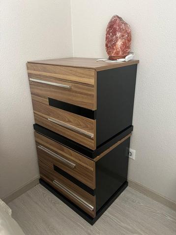 2 nachtkastjes beschikbaar! Per stuk 35,- beschikbaar voor biedingen