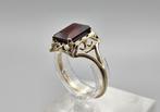 Gouden Vintage ring met edelsteen granaat. 2025/358.