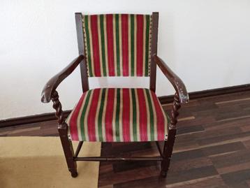 Leuk vintage stoeltje met kleurige bekleding