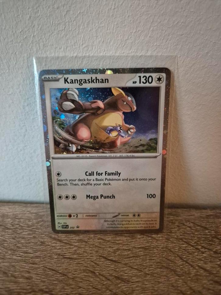 Kangaskan 202 Scarlet & Violet Promo Cosmos Holo, Hobby en Vrije tijd, Verzamelkaartspellen | Pokémon, Zo goed als nieuw, Losse kaart
