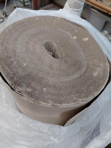Golfkarton 70m x 150cm op rol beschikbaar voor biedingen