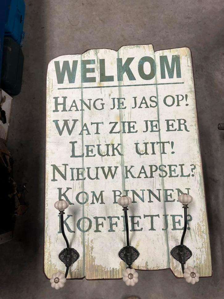 Leuke kapstok in nette staat! Met en leuke tekst, Huis en Inrichting, Woonaccessoires | Kapstokken, Zo goed als nieuw, Wandkapstok