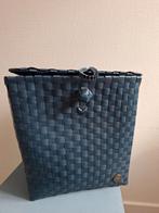 Mand van Handed By,
donkerblauw, met klep,
ongeveer 25x25x25, Huis en Inrichting, Kunststof, Gebruikt, Mand, Vierkant