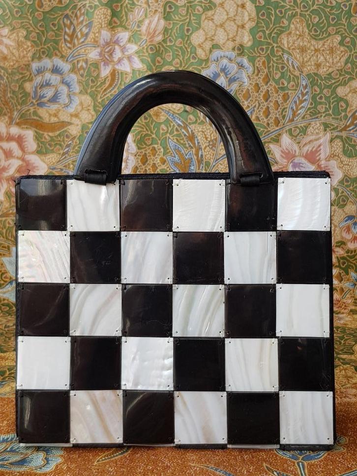 Mooie oude Monsoon damestas uit Engeland met parelmoer., Antiek en Kunst, Antiek | Kleding en Accessoires, Dames, Ophalen of Verzenden