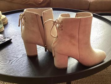 Suede beige enkellaarsjes, maat 37 nieuw beschikbaar voor biedingen