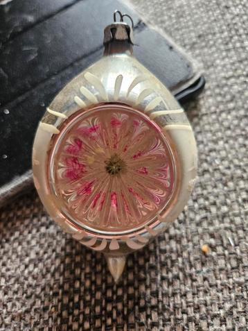 Oude kerstbal deuk beschikbaar voor biedingen