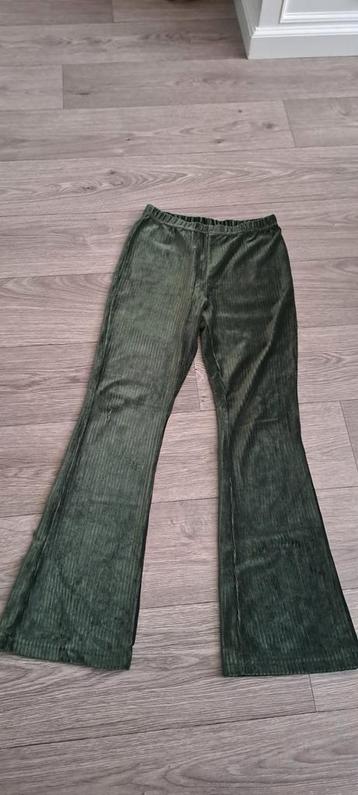 Zgan groen rib vlours flare broek maat 146/152 beschikbaar voor biedingen