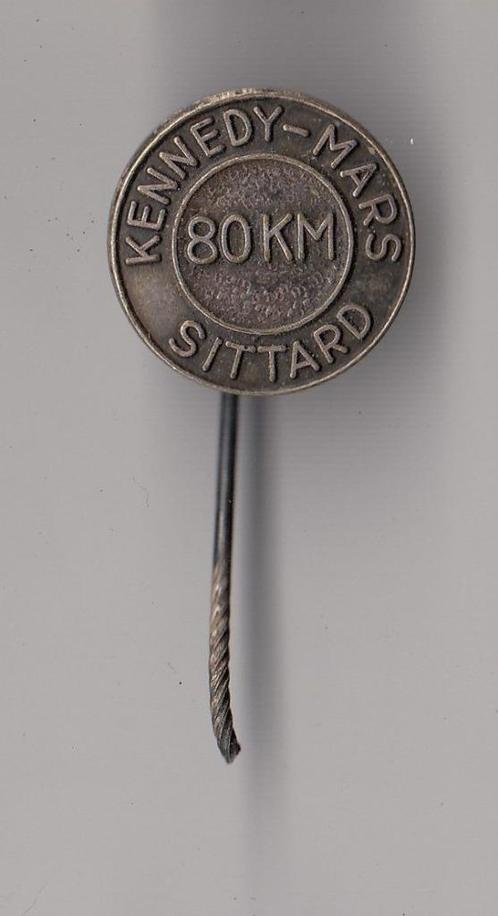 Sittard Kennedy Mars speldje Kennedymars, Verzamelen, Speldjes, Pins en Buttons, Gebruikt, Speldje of Pin, Overige onderwerpen