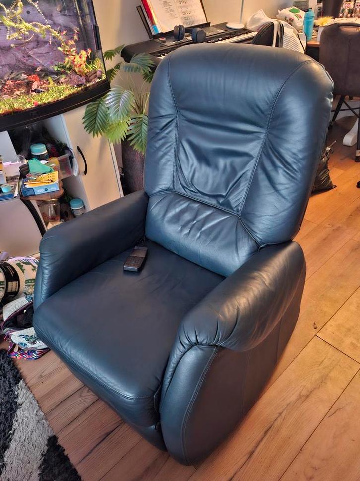 Blauwe lederen sta-op stoel met wieltjes, Huis en Inrichting, Fauteuils, Leer, Ophalen