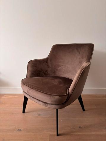 Taupe velours fauteuil met kleine beschadiging achterzijde beschikbaar voor biedingen