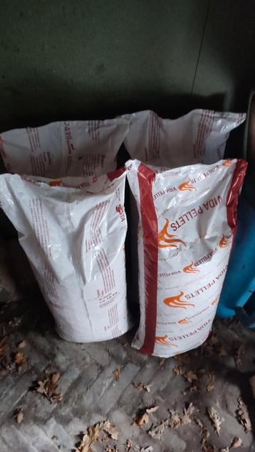 4 zakken 16kg pellets en brandkorf voor in open haard beschikbaar voor biedingen