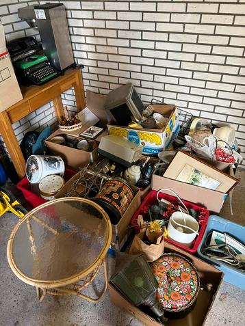 Partij rommelmarktspullen beschikbaar voor biedingen