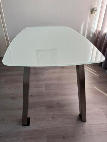 Tafel met glazen blad beschikbaar voor biedingen