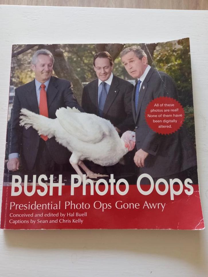 Bush - photo oops, Boeken, Politiek en Maatschappij, Gelezen, Overige onderwerpen, Wereld, Ophalen of Verzenden