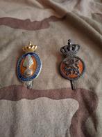 Twee pet embleem soldaat., Verzamelen, Verzenden, Landmacht, Nederland, Embleem of Badge