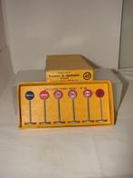 Franse dinky toys 40 verkeersborden in doosje origineel uit, Ophalen of Verzenden, Gebruikt, Overige typen, Dinky Toys