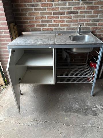 Wasbak met kraan en tkastje  voor schuur beschikbaar voor biedingen