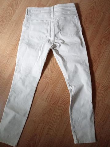 Nieuwe witte broek maat 30 beschikbaar voor biedingen