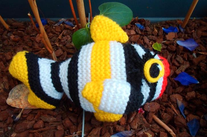 Gestreepte vis middel 26 bij 18 cm 50% korting Op = op!, Kinderen en Baby's, Speelgoed | Knuffels en Pluche, Nieuw, Overige typen