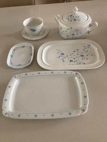 Vintage wit met lichtblauw servies beschikbaar voor biedingen