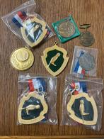 Mooie medaille set vogels leuk voor carnaval, Verzamelen, Speldjes, Pins en Buttons, Ophalen, Zo goed als nieuw