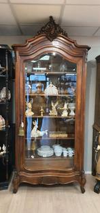 Elegante vitrinekast in de Louis XV-stijl., Ophalen