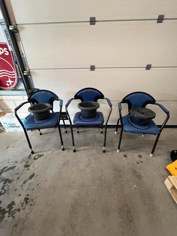 3 blauwe postoelen met emmer – samen of los te koop, Diversen, Verpleegmiddelen, Zo goed als nieuw, Ophalen