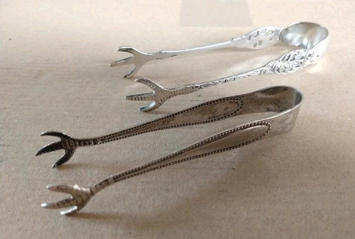 Twee verzilverde klauw suiker klontjestangen siermotief, Antiek en Kunst, Antiek | Goud en Zilver, Zilver, Ophalen of Verzenden