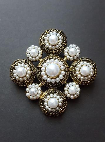 Leuke broche met pareltjes beschikbaar voor biedingen