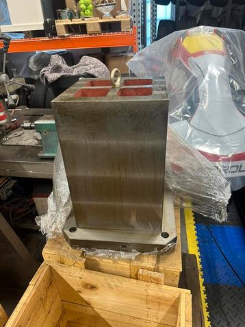 Machine zuil van gietijzer 400x400 en 450 hoog beschikbaar voor biedingen