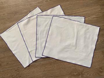 4 lila servetten met paars randje! beschikbaar voor biedingen